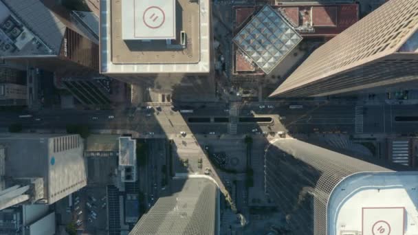 AERIAL: Långsam sänka fåglar öga View flight over Downtown Los Angeles California Grand Avenue in beautiful Sunrise Light with view of skyscraper hustak och biltrafik passerar — Stockvideo