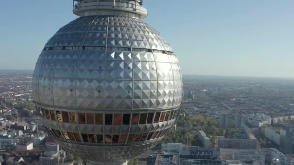 AERIAL: Super Close Up View Circle around the Alexander Platz TV Tower w Berlinie, Niemcy w upalny letni dzień — Wideo stockowe