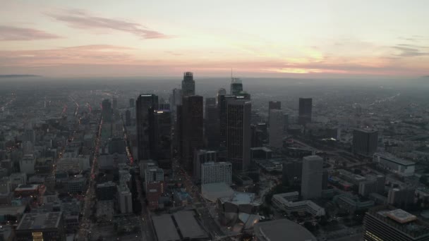 AERIAL: Zapierający dech w piersiach widok na drapacze chmur w centrum Los Angeles, Kalifornia o pięknym zachodzie słońca — Wideo stockowe