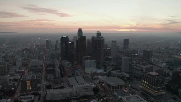 AERIAL: lélegzetelállító kilátás a felhőkarcolók Los Angeles belvárosában, Kaliforniában a gyönyörű naplementében — Stock videók