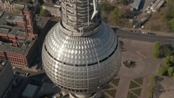 AERIAL: Vista amplia de la parte superior de Alexander Platz TV Tower con Berlín vacía, Alemania Calles de fondo en el caluroso día de verano durante COVID-19 Corona Virus Pandemic — Vídeo de stock