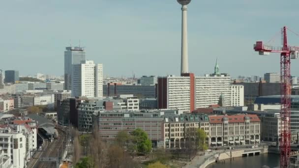 AERIAL: vidsträckt utsikt över Tomma Berlin med floden Spree och tågspår med utsikt över Alexanderplatz TV Tower under COVID19 Coronavirus — Stockvideo