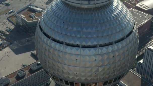 AERIAL: Super Close Up View of the top of Alexander Platz TV Tower with Berlin, Germany Δρόμοι στο παρασκήνιο την ζεστή καλοκαιρινή μέρα — Αρχείο Βίντεο