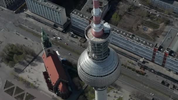 AERIAL: Szeroki widok na pusty Berlin, Niemcy Alexanderplatz TV Tower z prawie bez osób lub samochodów w piękny słoneczny dzień podczas COVID19 Pandemia wirusa korony — Wideo stockowe