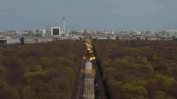 AERIAL: Stigande över Berlin Victory Column Golden Statue Victoria i vackert solljus och Berlin, Tyskland City Scape Skyline i bakgrunden — Stockvideo