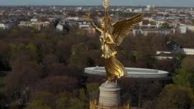 Berlin Zafer Sütunu 'nun etrafındaki Çemberi Kapat Victoria in Beautiful Sunlight and Berlin, Germany City Scape Skyline in Background