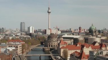Spree Nehri, Müzeleri ve COVID19 Coronavirus sırasındaki Alexanderplatz TV Kulesi manzaralı Boş Berlin 'in Geniş Görünümü
