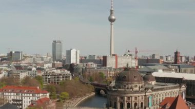 Spree Nehri, Müzeleri ve COVID19 Coronavirus sırasındaki Alexanderplatz TV Kulesi manzaralı Boş Berlin 'in Geniş Görünümü