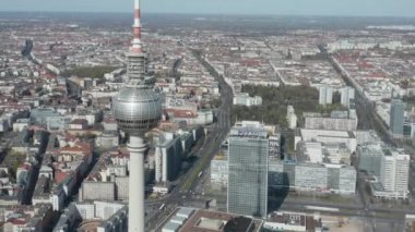 COVID19 Corona Virüs Salgını sırasındaki güneşli bir günde, Almanya 'nın Boş Berlin kentindeki Alexanderplatz TV Kulesi' nin yakın görüntüsü