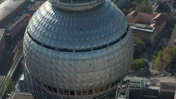 AERIAL: Super Close Up View of the top of Alexander Platz TV Tower with Berlin, Germany Δρόμοι στο παρασκήνιο την ζεστή καλοκαιρινή μέρα — Αρχείο Βίντεο