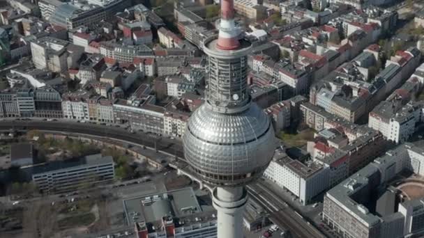 AERIAL: Wide View of Empty Berlin, Alemania Alexanderplatz TV Tower with almost No People or Cars on Beautiful Sunny Day During COVID19 Corona Virus Pandemic — Vídeos de Stock