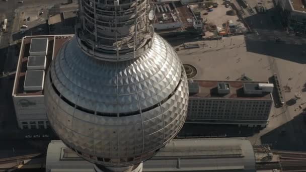 AERIAL: Vista amplia de la parte superior de Alexander Platz TV Tower con Berlín vacía, Alemania Calles de fondo en el caluroso día de verano durante COVID-19 Corona Virus Pandemic — Vídeos de Stock