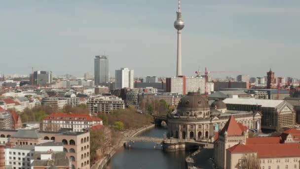 AERIAL: vidsträckt utsikt över Tomma Berlin med floden Spree och museer och utsikt över Alexanderplatz TV Tower under COVID19 Coronavirus — Stockvideo