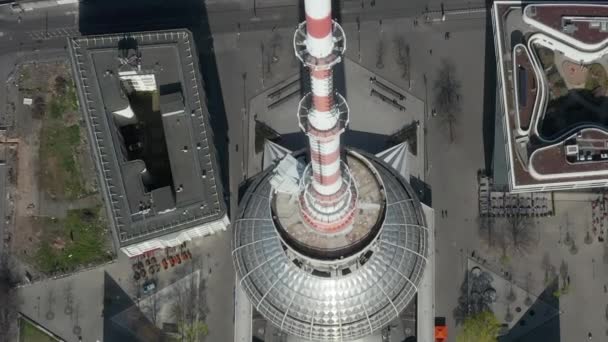 AERIAL: Wide View of Empty Berlin, Alemania Alexanderplatz TV Tower with almost No People or Cars on Beautiful Sunny Day During COVID19 Corona Virus Pandemic — Vídeo de stock