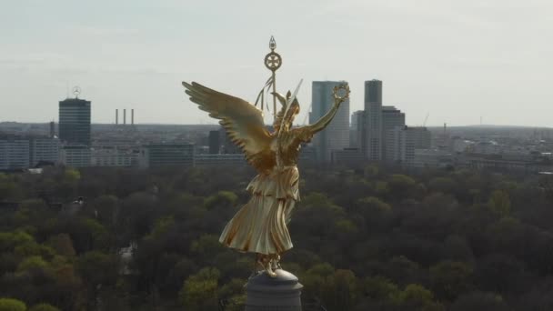 AERIAL: Acercamiento Rodeando Berlín Columna de la Victoria Estatua de Oro Victoria en Hermosa Luz del Sol — Vídeos de Stock