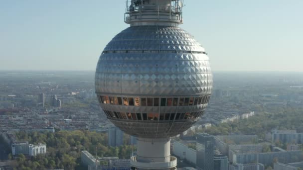 AERIAL: Super Close Up Vista de la Alexander Platz TV Tower en Berlín, Alemania en el caluroso día de verano — Vídeos de Stock