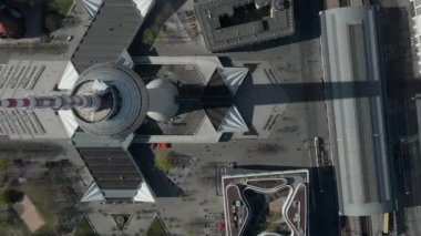 COVID19 Corona Virüs Salgını sırasında güneşli bir günde neredeyse hiç insan ve araba olmayan boş Berlin, Almanya Alexanderplatz TV Kulesi 'nin geniş bir görüntüsü