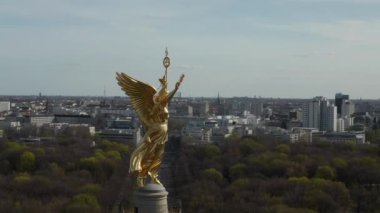 Berlin Zafer Sütunu 'nun etrafındaki Çemberi Kapat Victoria in Beautiful Sunlight ve Brandenburg Gate in Background 
