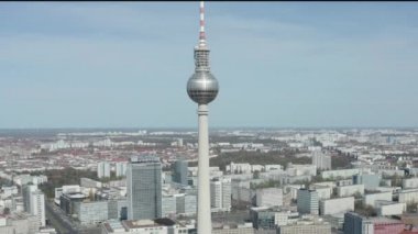 COVID19 Corona Virüs Salgını sırasında Güneşli bir günde İnsansız ve Arabasız Berlin, Almanya Alexanderplatz TV Kulesi