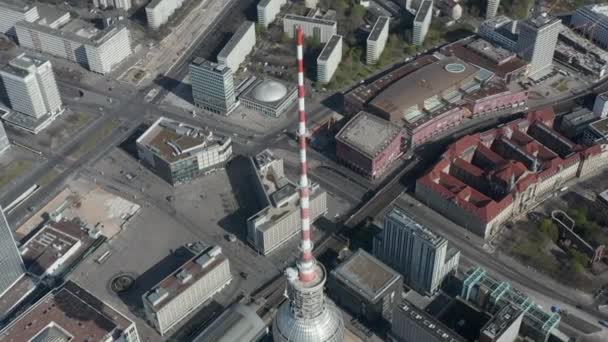 AERIAL: Vuelo lento sobre el río Spree en Berlín, Alemania con vista a la torre de televisión Alexander Platz en el hermoso día del cielo azul — Vídeo de stock