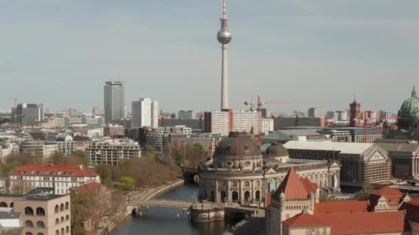 AERIAL: Široký pohled na prázdný Berlín s řekou Sprévou a muzei a pohled na Alexanderplatz TV Tower během COVID19 Coronavirus — Stock video