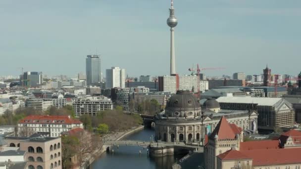 AERIAL: Amplia vista de Berlín vacía con el río Spree y museos y vista de Alexanderplatz TV Tower durante COVID19 Coronavirus — Vídeos de Stock