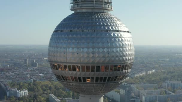 AERIAL: Super-Großaufnahme des Fernsehturms am Alexanderplatz in Berlin an einem heißen Sommertag — Stockvideo