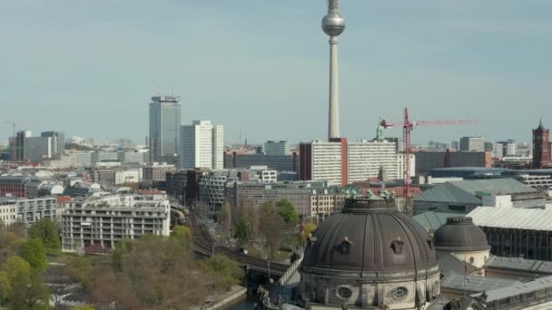 AERIAL: Széles kilátás az üres Berlin Spree folyó és múzeumok és kilátás az Alexanderplatz TV-torony alatt COVID19 Coronavirus — Stock videók