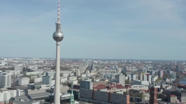 AERIAL: Wide View of Empty Berlin, Alemania Alexanderplatz TV Tower sin personas ni coches en un hermoso día soleado durante COVID19 — Vídeos de Stock