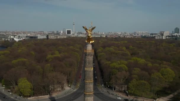AERIAL: Close Up Dolly of Berlin Victory Column Golden Statue Victoria in het prachtige zonlicht en Berlijn, Duitsland City Scape Skyline op de achtergrond — Stockvideo