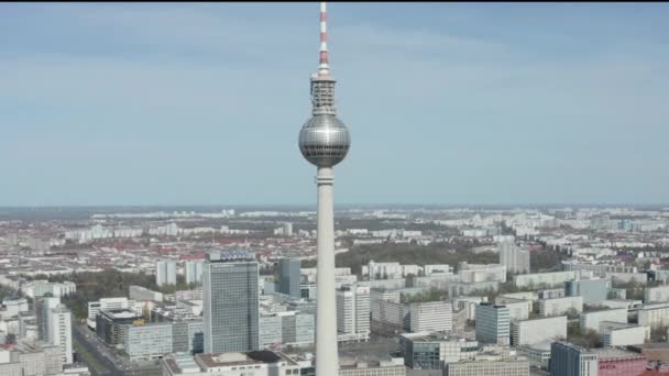 AERIAL: Bred utsikt över Tom Berlin, Tyskland Alexanderplatz TV Tower med inga människor eller bilar på vackra soliga dagen under COVID19 Corona Virus Pandemic — Stockvideo