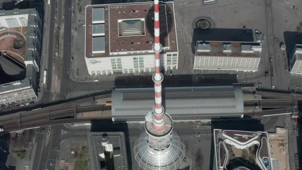 AERIAL: Wide View of Empty Berlin, Duitsland Alexanderplatz TV Tower met bijna geen mensen of auto 's op mooie zonnige dag tijdens COVID19 Corona Virus Pandemic — Stockvideo