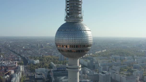 AERIAL: Super zbliżenie Widok na wieżę telewizyjną Alexander Platz w Berlinie, Niemcy w upalny letni dzień — Wideo stockowe