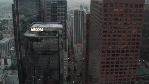 AERIAL: volo mozzafiato tra enormi grattacieli nel centro di Los Angeles, California Skyline al tramonto — Video Stock