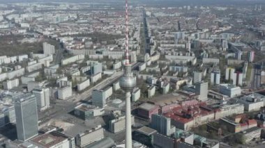 COVID19 Corona Virüs Salgını sırasında güneşli bir günde neredeyse hiç insan ve araba olmayan boş Berlin, Almanya Alexanderplatz TV Kulesi 'nin geniş bir görüntüsü