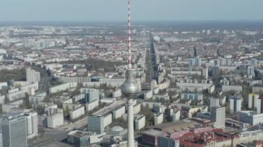 COVID19 Corona Virüs Salgını sırasında güneşli bir günde neredeyse hiç insan ve araba olmayan boş Berlin, Almanya Alexanderplatz TV Kulesi 'nin geniş bir görüntüsü