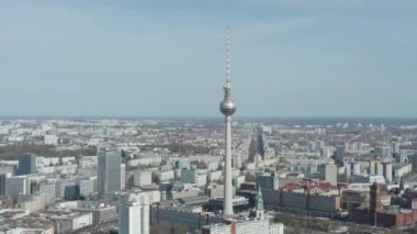 COVID19 Corona Virüs Salgını sırasında güneşli bir günde neredeyse hiç insan ve araba olmayan boş Berlin, Almanya Alexanderplatz TV Kulesi 'nin geniş bir görüntüsü