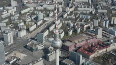 Güneşli bir günde Almanya 'nın Boş Berlin şehrindeki Alexander Platz TV Kulesi' nin üzerinde neredeyse hiç insan ve araba olmadan nefes kesici bir uçuş.
