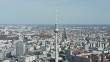 COVID19 Corona Virüs Salgını sırasında güneşli bir günde neredeyse hiç insan ve araba olmayan boş Berlin, Almanya Alexanderplatz TV Kulesi 'nin geniş bir görüntüsü