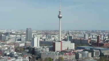 COVID19 Corona Virüs Salgını sırasında güneşli bir günde neredeyse hiç insan ve araba olmayan boş Berlin, Almanya Alexanderplatz TV Kulesi 'nin geniş bir görüntüsü