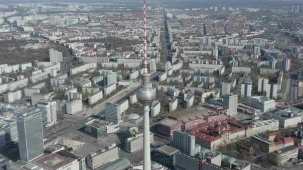 AERIAL: Wide View of Empty Berlin, Alemania Alexanderplatz TV Tower with almost No People or Cars on Beautiful Sunny Day During COVID19 Corona Virus Pandemic — Vídeo de stock