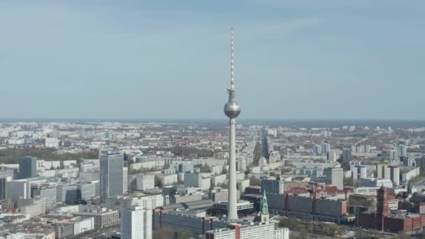 AERIAL: Weite Sicht auf das leere Berlin, Deutschland Alexanderplatz Fernsehturm ohne Menschen oder Autos an schönen sonnigen Tag während COVID19 Corona Virus Pandemie — Stockvideo