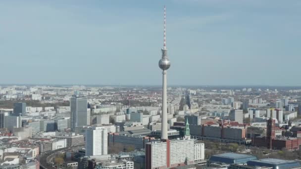 AERIAL: Szeroki widok na pusty Berlin, Niemcy Alexanderplatz TV Tower z prawie bez osób lub samochodów w piękny słoneczny dzień podczas COVID19 Pandemia wirusa korony — Wideo stockowe