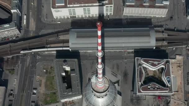 AERIAL: hisnande Overhead antenn flyg över Alexander Platz TV Tower i Tomma Berlin, Tyskland med nästan inga människor eller bilar på vackra soliga dagen — Stockvideo