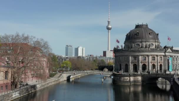 AEREO: Ampia veduta di Berlino vuota con fiume Sprea e musei e veduta della torre TV Alexanderplatz durante COVID19 Coronavirus — Video Stock