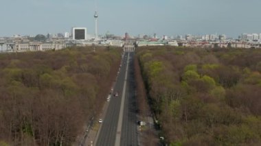 - 17. Cadde 'de. - 17. Juni, Almanya 'nın güneşli bir gününde Berlin' deki Brandenburg Kapısı 'nda
