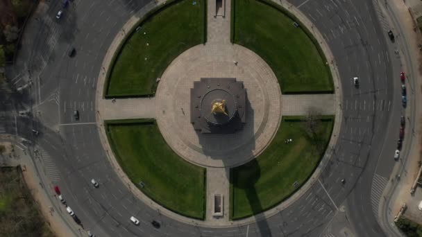 AERIAL: Overhead Birds Eye Drone View Rising over Berlin Victory Column Roundabout with Little Car Traffic during Corona Virus COVID19 — 비디오