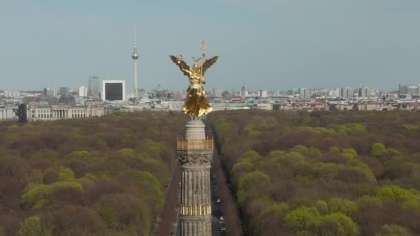 AERIAL: Κοντινό πλάνο Dolly of Berlin Victory Column Golden Statue Victoria in Beautiful Sunlight and Berlin, Germany City Scape Skyline in Background — Αρχείο Βίντεο