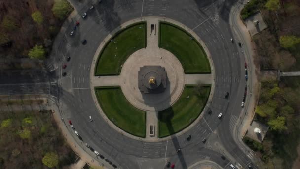 AERIAL: Vista aérea do Trono dos Olhos Rising over Berlin Victory Column Roundabout with Little Car Traffic during Corona Virus COVID19 — Vídeo de Stock