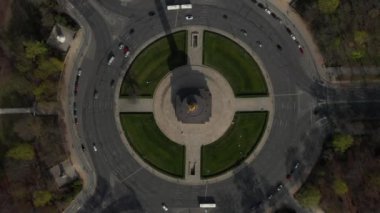 Yukarda Kuşların Gözü İnsansız Hava Aracı, Corona Virüsü COVID19 sırasında Küçük Araba Trafiğiyle Berlin Zafer Sütun Kavşağı 'nda yükseliyor.